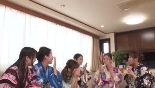 市里的祭典結束後，匆忙聚集到我家的鄰居美女人妻們。