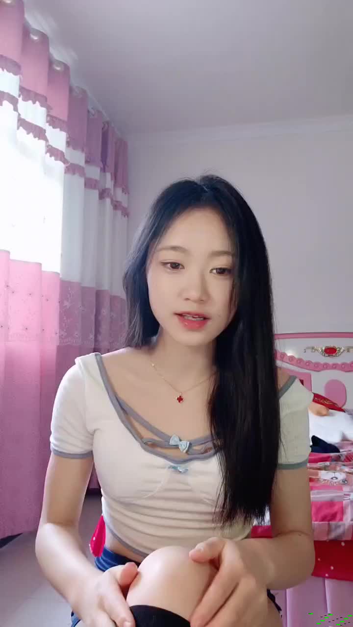 ❤️❤️纯欲系颜值美女，小短裤很是性感，独自在家发骚，脱光光揉骚穴，按摩器震动流淫水，低低呻吟